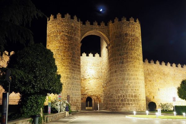 Puerta en la muralla de Avila